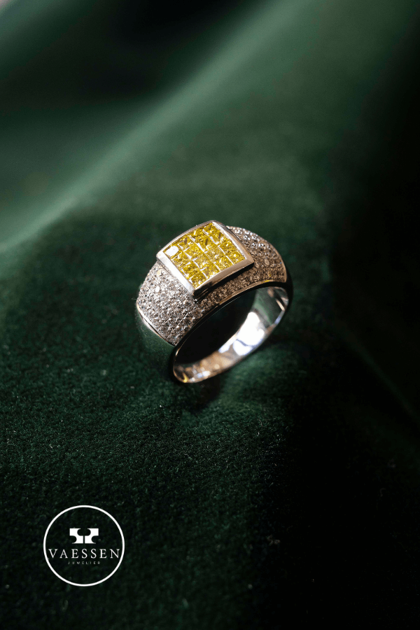 Vaessen Collection 18K Witgd Ring 0.80ct FancyYellow Princess +Brilj. 05733192 V124