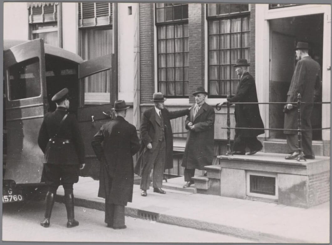 Het afvoeren van arrestanten uit het politiebureau Nieuwe Doelenstraat 13